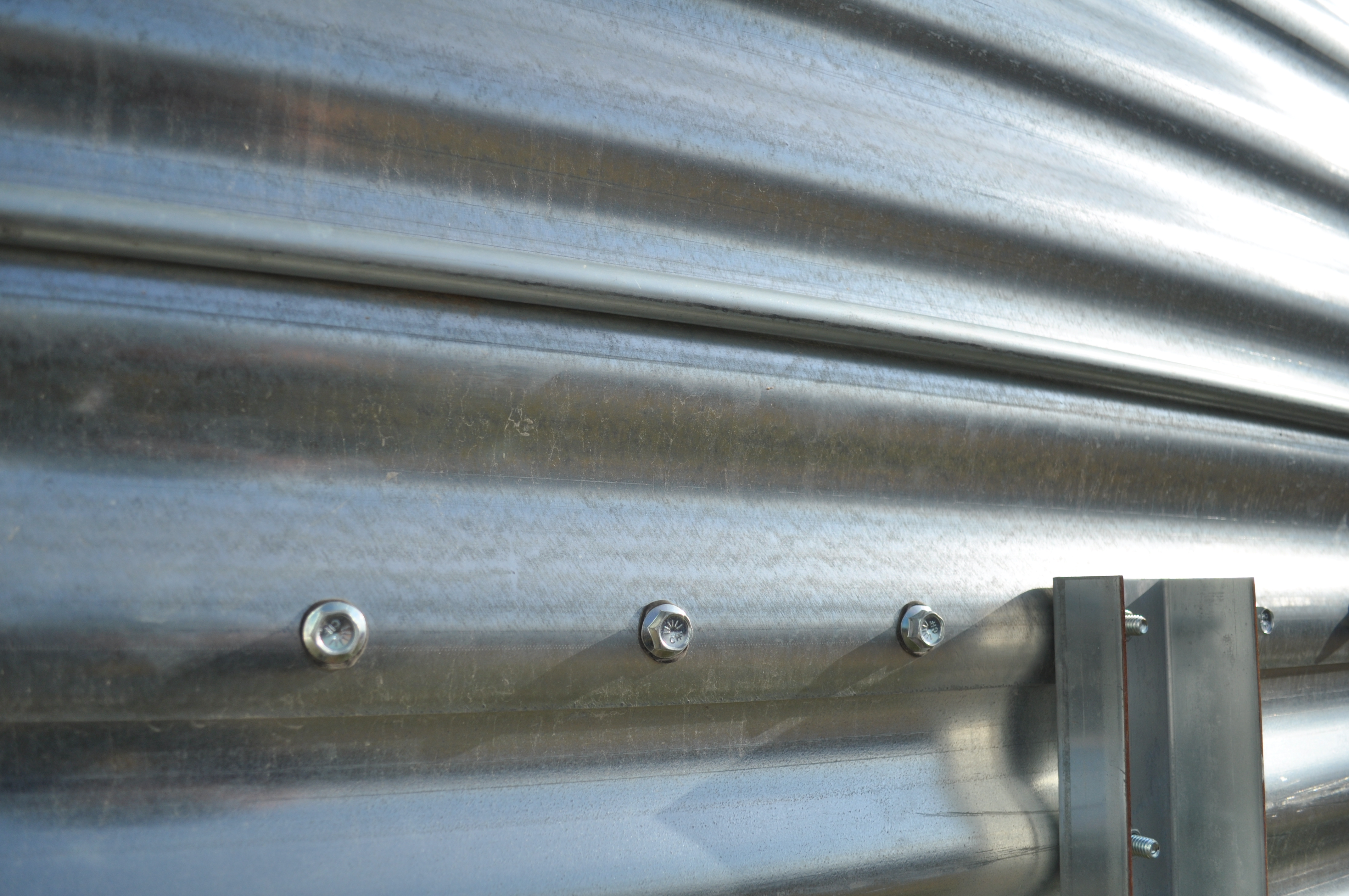 Narrow core bins have more ribs and more ridges for the grain to sit on which equates to more down pressure on the bin when the grain is flowing down. A wide core bin has fewer ridges, so there is less pressure when grain is flowing in. 