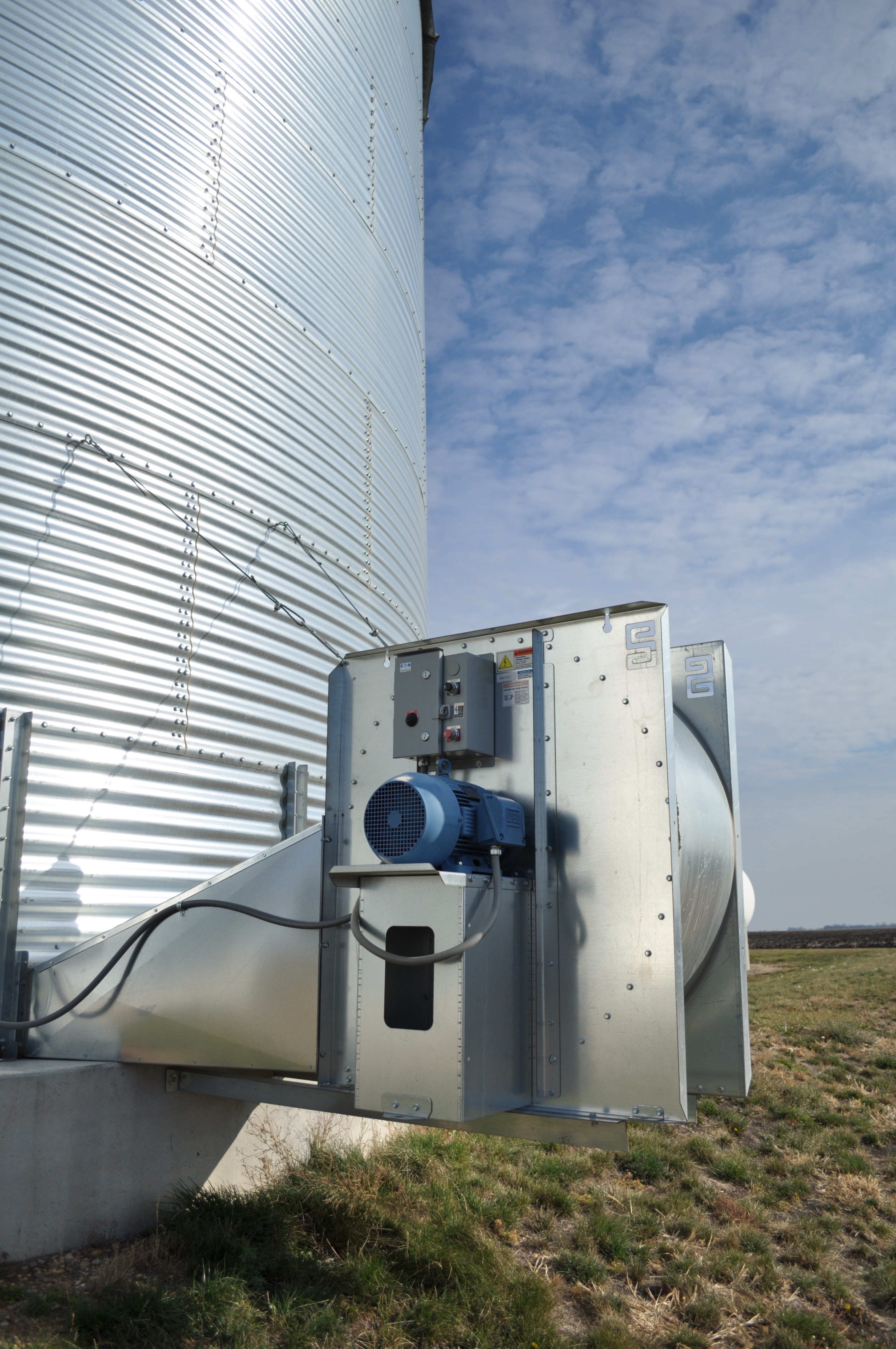 Even airflow through the grain bin is essential for proper cooling, storage and air drying. Centrifugal fans are advantageous when relatively high air volumes need to be pushed through deep grain levels (12-20 feet) and are less expensive to operate.